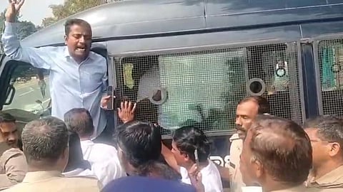 ಪೂರ್ಣ ಪ್ರಮಾಣದ ಒಳ ಮೀಸಲಾತಿ ಜಾರಿಗೆ ಆಗ್ರಹಿಸಿ ಶನಿವಾರ ವರುಣದಲ್ಲಿ ಜಾಥಾ ನಡೆಸಲು ಮುಂದಾದ ಸಾಮಾಜಿಕ ನ್ಯಾಯಕ್ಕಾಗಿ ಪರಿಶಿಷ್ಟ ಜಾತಿಗಳ ಒಳ ಮೀಸಲಾತಿ ಜಾರಿ ಹೋರಾಟ ಸಮಿತಿ ಕಾರ್ಯಕರ್ತರನ್ನು ಪೊಲೀಸರು ವಶಕ್ಕೆ ಪಡೆದರು.
