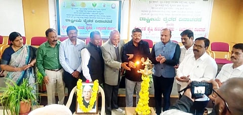 ನಾಗನಹಳ್ಳಿಯ ಜಿಲ್ಲಾ ಕೃಷಿ ತರಬೇತಿ ಕೇಂದ್ರದಲ್ಲಿ ಮಂಗಳವಾರ ಆಯೋಜಿಸಿದ್ದ ರಾಷ್ಟ್ರೀಯ ರೈತ ದಿನಾಚರಣೆ ಕಾರ್ಯಕ್ರಮವನ್ನು ಜಂಟಿ ಕೃಷಿ ನಿರ್ದೇಶಕ ಕೆ.ಎಚ್. ರವಿ ಉದ್ಘಾಟಿಸಿದರು. ಕೆ.ಎಸ್. ಶಿವಕುಮಾರ್, ಅಂಶಿ ಪ್ರಸನ್ನಕುಮಾರ್, ಕೆ.ಆರ್. ನಟರಾಜ, ಕೆ. ನಾಗರಾಜ ಹಾಗೂ ಇತರರು ಇದ್ದರು.
