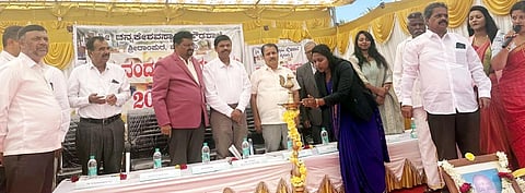 ಶ್ರೀರಾಂಪುರದ ಪರಸಯ್ಯಹುಂಡಿ ಶ್ರೀಚನ್ನಕೇಶವ ಸ್ವಾಮಿ ಪ್ರೌಢಶಾಲೆಯ ವಾರ್ಷಿಕೋತ್ಸವ, ಗುರುವಂದನೆ ಹಾಗೂ ಸ್ನೇಹಸಮ್ಮಿಲನ ಕಾರ್ಯಕ್ರಮಎಚ್.ವಿ.ರಾಜೀವ್, ಅಂಶಿ ಪ್ರಸನ್ನಕುಮಾರ್, ಕೆ.ಆರ್.ಬಸವರಾಜು, ಚನ್ನಮಲ್ಲಯ್ಯ, ಗುರುಪ್ರಸಾದ್ ಿತರರು ಇದ್ದರು