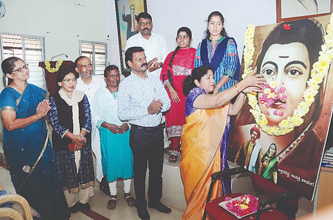 ಮೈಸೂರಿನ ಮಾನಸಗಂಗೋತ್ರಿಯ ಕುವೆಂಪು ಕನ್ನಡ ಅಧ್ಯಯನ ಸಂಸ್ಥೆಯಲ್ಲಿ ಶುಕ್ರವಾರ ಆಯೋಜಿಸಿದ್ದ ಅಕ್ಷರದವ್ವ ಸಾವಿತ್ರಿಬಾಯಿ ಫುಲೆ ಜನ್ಮದಿನಾಚರಣೆ ಕಾರ್ಯಕ್ರಮದಲ್ಲಿ ಸಾವಿತ್ರಿಬಾಯಿ ಫುಲೆ ಭಾವಚಿತ್ರಕ್ಕೆ ಪುಷ್ಪಾರ್ಚನೆ ನೆರವೇರಿಸಲಾಯಿತು. ಪ್ರೊ.ಎನ್.ಕೆ. ಲೋಲಾಕ್ಷಿ, ಎಸ್.ದಿವ್ಯಶ್ರೀ, ಡಾ. ನಂಜುಂಡಸ್ವಾಮಿ ಹಾಗೂ ಇತರರು ಇದ್ದರು.