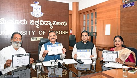  ‘ಫಿಟ್ ಮೈಸೂರು’ ಸಾಮೂಹಿಕ ಆರೋಗ್ಯ ಹಾಗೂ ಜಾಗೃತಿ ನಡಿಗೆ ಕಾರ್ಯಕ್ರಮದ ರೂಟ್‌ಮ್ಯಾಪ್‌ಅನ್ನು ಮೈಸೂರು ವಿಶ್ವವಿದ್ಯಾಲಯದ ಕುಲಪತಿ ಎನ್.ಕೆ. ಲೋಕನಾಥ್ ಶುಕ್ರವಾರ ಸುದ್ದಿಗೋಷ್ಠಿಯಲ್ಲಿ ಬಿಡುಗಡೆ ಮಾಡಿದರು. ಎಂ.ಕೆ. ಸವಿತಾ, ಶೇಖ್ ತನ್ವೀರ್ ಆಸೀಫ್, ಶ್ರೀಹರಿ ದ್ವಾರಕನಾಥ್ ಇದ್ದರು.