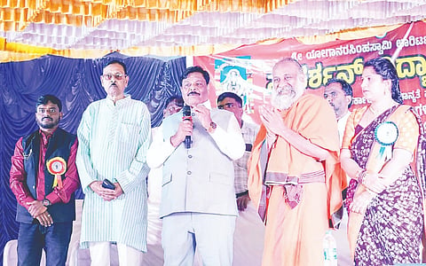  ಹೂಟಗಳ್ಳಿಯ ಕೆಎಚ್‌ಬಿ ಕಾಲೋನಿಯ ಸುದರ್ಶನ ವಿದ್ಯಾ ಸಂಸ್ಥೆಯ ವಾರ್ಷಿಕೋತ್ಸವ ಸಮಾರಂಭದಲ್ಲಿ ಜಿಲ್ಲಾ ಉಸ್ತುವಾರಿ ಸಚಿವ ಡಾ.ಎಚ್.ಸಿ. ಮಹದೇವಪ್ಪ ಉದ್ಘಾಟಿಸಿದರು. ಡಾ.ಎನ್. ಶ್ರೀನಿವಾಸನ್, ಸುರೇಶ್, ನೇಹಾ ಪ್ರಕಾಶ್ ಹಾಗೂ ಇತರರು ಇದ್ದರು.