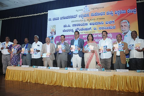 ಮೈಸೂರು ನಗರದ ವಾನಸಗಂಗೋತ್ರಿಂು ರಾಣಿ ಬಹದ್ದೂರ್ ಸಭಾಂಗಣದಲ್ಲಿ ಶುಕ್ರವಾರ ಆಂೋಜಿಸಿದ್ದ ಕಾಂರ್ುಕ್ರಮದಲ್ಲಿ ಲೇಖಕ ಮ.ಸಿ.ನಾರಾಂುಣ ರಚನೆಯ ಕೃತಿಗಳನ್ನು ವಿಶ್ರಾಂತ ಕುಲಪತಿ ಪ್ರೊ.ಪದ್ಮಾಶೇಖರ್ ಬಿಡುಗಡೆ ಮಾಡಿದರು.  ಪ್ರೊ.ಶಿವಾನಂದ ಕೆಳಗಿನಮನಿ, ಪ್ರೊ.ಕೆ.ಸದಾಶಿವ, ಅರಕಲವಾಡಿ ನಾಗೇಂದ್ರ, ಪ್ರೊ.ಸಿ.ರಾಮಸ್ವಾಮಿ ಹಾಗೂ ಇತರರು ಇದ್ದರು.