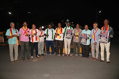 ಯುದ್ಧ ನಿಲ್ಲಿಸಲು ಆಗ್ರಹಿಸಿ ಮೈಸೂರು ಕನ್ನಡ ವೇದಿಕೆಯಿಂದಮೈಸೂರು ನಗರದಲ್ಲಿ ಬುಧವಾರ ಪ್ರತಿಭಟನೆ ನಡೆಯಿತು.