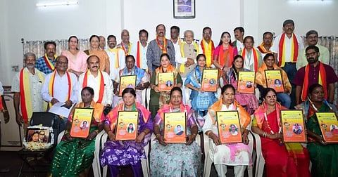 ಮೈಸೂರು ಪತ್ರಕರ್ತರ ಭವನದಲ್ಲಿ ಮೈಸೂರು ಕನ್ನಡ ವೇದಿಕೆಯಿಂದ ಸಾಧಕ ಮಹಿಳೆಯರನ್ನು ಸನ್ಮಾನಿಸಲಾಯಿತು.