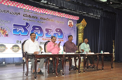 ಸರಸ್ವತಿಪುರಂನ ಜೆಎಸ್‌ಎಸ್ ಮಹಿಳಾ ಕಾಲೇಜಿನಲ್ಲಿ ಮಂಗಳವಾರ ಆಯೋಜಿಸಿದ್ದ ‘ವರ್ಧಿನಿ’ ರಾಜ್ಯಮಟ್ಟದ ಕಲಾ ಸಂಭ್ರಮದ ಸಮಾರೋಪ ಸಮಾರಂಭದಲ್ಲಿ ಡಾ.ಪಿ.ಕೆ. ರಾಜಶೇಖರ, ಬಿ. ನಿರಂಜನಮೂರ್ತಿ, ಡಾ.ರೇಚಣ್ಣ, ಹೊನ್ನಶೆಟ್ಟಿ ಇದ್ದರು.