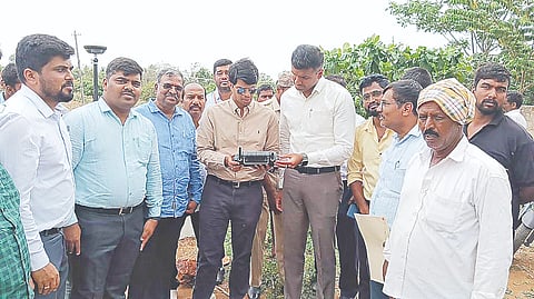 ಇಲವಾಲ ಹೋಬಳಿಯಲ್ಲಿ ಎಂಡಿಎ ಬಡಾವಣೆ ನಿರ್ಮಾಣಕ್ಕೆ ಶನಿವಾರ ಜಿಲ್ಲಾಧಿಕಾರಿ ಜಿ. ಲಕ್ಷ್ಮೀಕಾಂತ್ ರೆಡ್ಡಿ, ಮೈಸೂರು ಅಭಿವೃದ್ಧಿ ಪ್ರಾಧಿಕಾರ ಆಯುಕ್ತ ಕೆ.ಅರ್. ರಕ್ಷಿತ್ ಡ್ರೋನ್ ಸರ್ವೇ ನಡೆಸಿದರು.