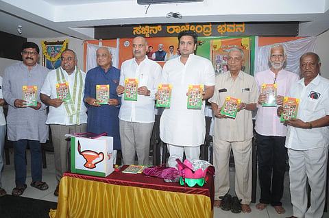  ಮೈಸೂರು ನಗರದ ಬಿಜೆಪಿ ಕಚೇರಿಯಲ್ಲಿ ಮಂಗಳವಾರ ‘ಬಿಜೆಪಿ ಕರ್ನಾಟಕದ ಮಹಾರಥರು’ ಕೃತಿಯನ್ನು  ಸಂಸದ ಯದುವೀರ್ ಕೃಷ್ಣದತ್ತಚಾಮರಾಜ ಒಡೆಯರ್ ಬಿಡುಗಡೆ ಮಾಡಿದರು. ತೋಂಟದಾರ್ಯ, ವೇದಿಕೆಯಲ್ಲಿ ಬಿಜೆಪಿ ಜಿಲ್ಲಾಧ್ಯಕ್ಷ ಕುಂಬ್ರಳ್ಳಿ ಎನ್.ಸುಬ್ಬಣ್ಣ, ಟಿ.ಎಸ್. ಶ್ರೀವತ್ಸ,  ಎಂ.ಜಿ.ಮಹೇಶ್, ಎಸ್.ಆರ್.ಗೋಪಾಲ್‌ರಾವ್ ಹಾಗೂ ಇತರರು ಇದ್ದರು.