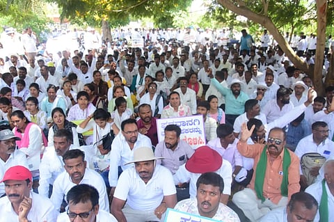  ಪರವಾನಗಿ ಭೂಮಾಪಕರನ್ನು ಸರ್ಕಾರಿ ಭೂಮಾಪಕರಾಗಿ ಖಾಯಂಗೊಳಿಸಿ ಸೇವಾ ಭದ್ರತೆ ನೀಡುವಂತೆ ಆಗ್ರಹಿಸಿ ಅಖಿಲ ಕರ್ನಾಟಕ ಸರ್ಕಾರಿ ಪರವಾನಗಿ ಭೂ ಮಾಪಕರ ಸಂಘದಿಂದ ಗುರುವಾರ ಮೈಸೂರು ಜಿಲ್ಲಾಧಿಕಾರಿ ಎದುರು ಪ್ರತಿಭಟನೆ ನಡೆಯಿತು.