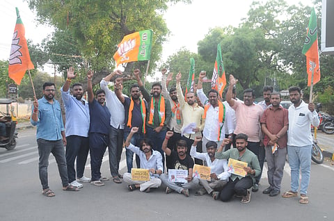 ಎಐಸಿಸಿ ಅಧ್ಯಕ್ಷ ಮಲ್ಲಿಕಾರ್ಜುನ್ ಖರ್ಗೆ ವಿರುದ್ಧ ಮೈಸೂರು ನಗರದಲ್ಲಿ ಬಿಜೆಪಿ ವತಿಯಿಂದ ಪ್ರತಿಭಟನೆ ನಡೆಯಿತು.