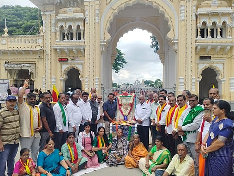 ಮೈಸೂರು ನಗರದ ಕೋಟೆ ಆಂಜನೇಯಸ್ವಾಮಿ ದೇವಸ್ಥಾನ ಆವರಣದಲ್ಲಿ ಬುಧವಾರ ನಾಲ್ವಡಿ ಕೃಷ್ಣರಾಜ ಒಡೆಯರ್ ಜಯಂತಿ ಆಯೋಜಿಸಲಾಯಿತು. ಸಿ.ಎನ್. ಮಂಜೇಗೌಡ, ಎ.ಪಿ.ನಾಗೇಶ್, ಡಾ.ರಘುರಾಂ ವಾಜಪೇಯಿ, ತೇಜೇಶ್ ಲೋಕೇಶ್ ಗೌಡ, ಟಿ.ಎಸ್. ಸುಬ್ರಹ್ಮಣ್ಯ, ಎಸ್.ಜಯಪ್ರಕಾಶ್ ಹಾಗೂ ಇತರರು ಇದ್ದರು.