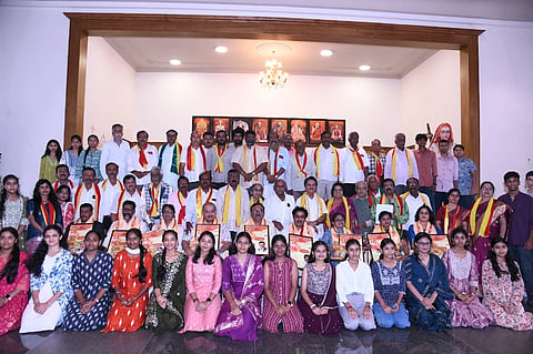ವಿವಿಧ ಕ್ಷೇತ್ರದ ಸಾಧಕರಾದ ಎಸ್. ಬಸವರಾಜು,  ಎಂ.ಬಿ. ಮಂಜೇಗೌಡ, ಎನ್.ಧ್ರುವರಾಜ್, ಡಾ. ಕೃಷ್ಣ ವೆಂಕಟಸ್ವಾಮಿ, ಪಾರ್ವತಿ ರಾಮಕೃಷ್ಣ , ಡಾ. ಅಜಯ್ ಕುಮಾರ್ ಜೈನ್, ಎ.ದೇವರಾಜ್, ಆರ್. ಮಂಜುನಾಥ್, ರಶ್ಮಿ ಕಾವೇರಮ್ಮ ಅವರಿಗೆ ಭಾನುವಾರ ಕರ್ನಾಟಕ ಸೇನಾ ಪಡೆ ವತಿಯಿಂದ ಶ್ರೀ ಶಂಕರಾಚಾರ್ಯ ಸೇವಾ ರತ್ನ  ಪ್ರಶಸ್ತಿ ಪ್ರದಾನ ಮಾಡಲಾಯಿತು. ಸಿ.ಎನ್. ಮಂಜೇಗೌಡ,  ಎಚ್.ವಿ. ರಾಜೀವ್,  ಡಾ. ರಘುರಾಂ ಕೆ ವಾಜಪೇಯಿ, ಚಾ.ರಂ. ಶ್ರೀನಿವಾಸ ಗೌಡ, ತೇಜೇಶ್ ಲೋಕೇಶ್ ಗೌಡ ಹಾಗೂ ಇತರರು ಇದ್ದರು. 