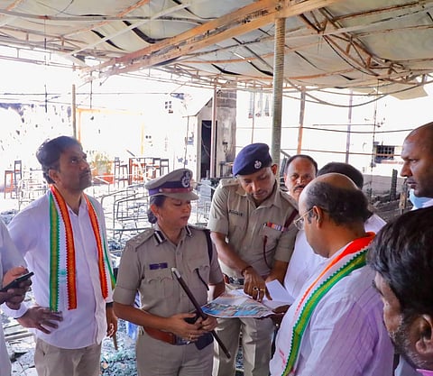  ಅಗ್ನಿ ದುರಂತಕ್ಕೆ ಒಳಗಾದ  ಮಾರಾ ರೆಸ್ಟೋ ಪಬ್‌ಗೆ ಮಂಗಳವಾರ ಸಚಿವ ಡಾ.ಯತೀಂದ್ರ ಸಿದ್ದರಾಮಯ್ಯ ಭೇಟಿ ನೀಡಿ ಪರಿಶೀಲನೆ ನಡೆಸಿದರು.