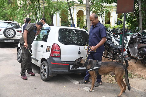 ಮೈಸೂರು ನಗರದ ಜಿಲ್ಲಾ ನ್ಯಾಯಾಲಯ ಸಂಕೀರ್ಣದಲ್ಲಿ ಬಾಂಬ್ ಸ್ಫೋಟಿಸುವ ಬೆದರಿಕೆ ಹಿನ್ನೆಲೆಯಲ್ಲಿ ಪೊಲೀಸರು ಗುರುವಾರ ತಪಾಸಣೆ ನಡೆಸಿದರು.