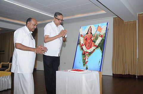  ಕೃಷ್ಣಮೂರ್ತಿಪುರಂನ ಬಿಎಸ್‌ಎಸ್ ವಿದ್ಯೋದಯ ವಿದ್ಯಾಸಂಸ್ಥೆಯ ಸಭಾಂಗಣದಲ್ಲಿ ಶನಿವಾರ ಆಯೋಜಿಸಿದ್ದ ಪ್ರಮುಖ ನಾಗರಿಕ ಗೋಷ್ಠಿಯಲ್ಲಿ ಆರ್‌ಎಸ್‌ಎಸ್ ಕರ್ನಾಟಕ ಉತ್ತರ ಮತ್ತು ದಕ್ಷಿಣ ಪ್ರಾಂತದ ಪರ್ಯಾವರಣ ಗತಿವಿಧಿ ಸಂಯೋಜಕ ಜಯರಾಮ್ ಬೊಳ್ಳಾಜೆ ಹಾಗೂ ಸಂಘದ ಮಹಾನಗರ ಸಂಘ ಚಾಲಕ್ ಆರ್.ವಾಸುದೇವ ಭಟ್ ಭಾರತಮಾತೆಯ ಭಾವಚಿತ್ರಕ್ಕೆ ಪುಷ್ಪಾರ್ಚನೆ ನೆರವೇರಿಸಿದರು.