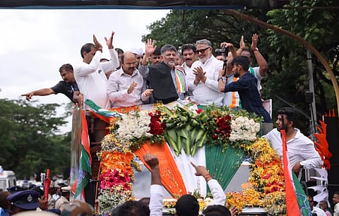   ಮೈಸೂರಿನಲ್ಲಿ ಮುಖ್ಯಮಂತ್ರಿ ಡಿ.ಕೆ. ಶಿವಕುಮಾರ್ ರೋಡ್ ಶೋ ನಡೆಸಿದರು.