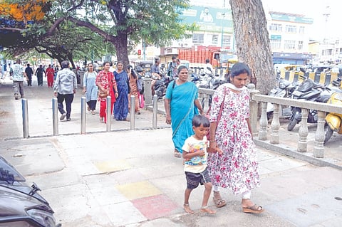 ಫುಟ್‌ಪಾತ್ ಒತ್ತುವರಿ ತೆರವು ನಂತರ ನಗರದ ಸಯ್ಯಜಿರಾವ್ ರಸ್ತೆಯ ಫುಟ್‌ಪಾತ್‌ನಲ್ಲಿ ಪಾದಚಾರಿಗಳು ನಿರಾತಂಕವಾಗಿ ಸಂಚರಿಸುತ್ತಿದ್ದಾರೆ