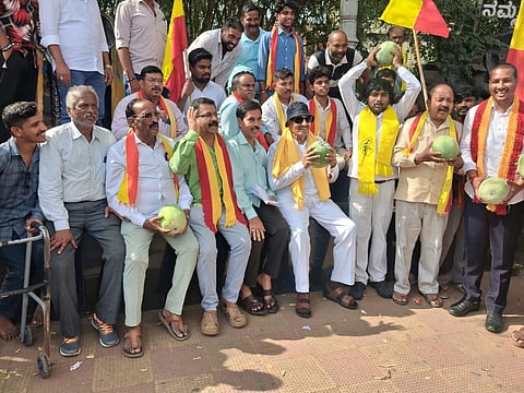 ಕನ್ನಡ ಚಳವಳಿ ವಾಟಾಳ್ ಪಕ್ಷದಿಂದ ಶನಿವಾರ ನಗರದ ಜಯಚಾಮರಾಜೇಂದ್ರ ಒಡೆಯರ್ ವೃತ್ತದಲ್ಲಿ ಕುಂಬಳಕಾಯಿ ಚಳವಳಿ ನಡೆಯಿತು.