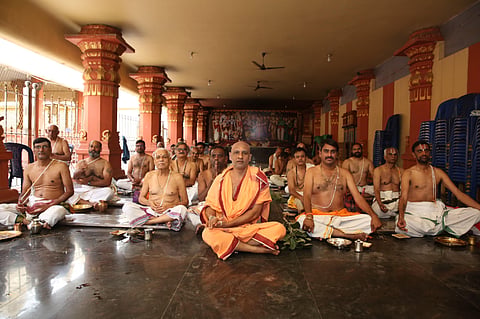  ವಿಜಯನಗರದ ಶ್ರೀ ಯೋಗ ನರಸಿಂಹಸ್ವಾಮಿ ದೇವಸ್ಥಾನದಲ್ಲಿ ಗುರುವಾರ ಸಾಮೂಹಿಕ ಯಜುರುಪಾಕರ್ಮ ನೆರವೇರಿತು. 