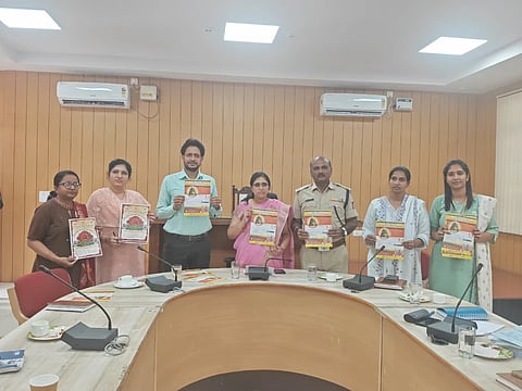 ಪರಿಸರಸ್ನೇಹಿ ಗಣೇಶೋತ್ಸವ ಆಚರಿಸುವ ಕುರಿತ ಜಾಗೃತಿಯ ಪೋಸ್ಟರ್‌ಅನ್ನು  ಅಪರ ಜಿಲ್ಲಾಧಿಕಾರಿ ಆರ್. ಐಶ್ವರ್ಯ ಬಿಡುಗಡೆ ಮಾಡಿದರು. ಹೆಚ್ಚುವರಿ ಪೊಲೀಸ್ ವರಿಷ್ಠಾಧಿಕಾರಿ ಸಿ. ಮಲ್ಲಿಕ್ ಹಾಗೂ ಇತರರು ಇದ್ದರು.