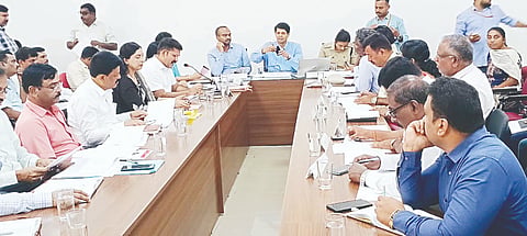  ಮೈಸೂರು ನಗರದ ಡಾ. ಬಾಬು ಜಗಜೀವನರಾಂ ಭವನದಲ್ಲಿ ಮಂಗಳವಾರ ಜಿಲ್ಲಾಧಿಕಾರಿ ಜಿ. ಲಕ್ಷ್ಮೀಕಾಂತ್ ರೆಡ್ಡಿ ಜಿಲ್ಲಾ ಜಾಗೃತ ಮತ್ತು ಉಸ್ತುವಾರಿ ಸಮಿತಿ ಸಭೆಯ ನಡೆಸಿದರು. ಯುಕೇಶ್ ಕುಮಾರ್, ಡಾ. ಹರ್ಷ ಪ್ರಿಯಂವದ, ಸಿ.ಮಲ್ಲಿಕ್, ಎಲ್. ನಾಗೇಶ್, ಎಂ.ಕೆ. ಸವಿತಾ ಹಾಗೂ ಇತರರು ಇದ್ದರು.