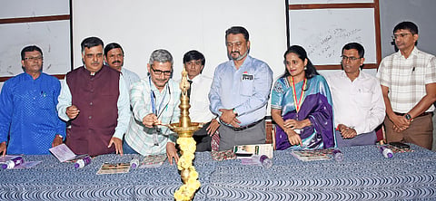 ಮೈಸೂರು ನಗರದ ಕೆ.ಆರ್.ಆಸ್ಪತ್ರೆಯ ಪೆಥಾಲಜಿ ಲೆಕ್ಚರರ್ ಹಾಲ್‌ನಲ್ಲಿ ಶುಕ್ರವಾರ ಆಯೋಜಿಸಿದ್ದ ಯೋಗ- ಆರೋಗ್ಯಕ ಕುರಿತು ಆಯೋಜಿಸಿದ್ದ ವಿಚಾರ ಸಂಕಿರಣವನ್ನು ಮೈಸೂರು ವೈದ್ಯಕೀಯ ಕಾಲೇಜು ಮತ್ತು ಸಂಶೋಧನಾ ಸಂಸ್ಥೆಯ ಡೀನ್ ಮತ್ತು ನಿರ್ದೇಶಕ ಡಾ.ಮುದಸ್ಸರ್ ಅಜೀಜ್ ಖಾನ್ ಉದ್ಘಾಟಿಸಿದರು. ಡಾ.ಜೆ.ಎಂ. ವಾಣಿಶ್ರೀ, ಡಾ.ಹರೀಶ್ ಬಾಬು, ಡಾ.ಎನ್.ವಿ. ಕೃಷ್ಣಮೂರ್ತಿ ಹಾಗೂ ಇತರರು ಇದ್ದರು.