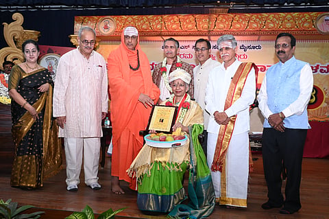  ಜೆಎಸ್‌ಎಸ್ ಸಂಗೀತ ಸಭಾ ಟ್ರಸ್ಟ್ ಶನಿವಾರ ಆಯೋಜಿಸಿದ್ದ ಸಂಗೀತ ಸಮ್ಮೇಳನದ ಸಮಾರೋಪ ಸಮಾರಂಭದಲ್ಲಿ ಸಮ್ಮೇಳನಾಧ್ಯಕ್ಷೆ ಡಾ.ಟಿ.ಎಸ್.ಸತ್ಯವತಿಗೆ ‘ಸಂಗೀತ ವಿದ್ಯಾನಿಧಿ’ ಪ್ರಶಸ್ತಿ ಪ್ರದಾನ ಮಾಡಲಾಯಿತು. ಶ್ರೀ ಶಿವರಾತ್ರಿದೇಶಿಕೇಂದ್ರ ಸ್ವಾಮೀಜಿ,  ಡಾ.ಸಿ.ಎ.ಶ್ರೀಧರ್ ಹಾಗೂ ಇತರರು ಇದ್ದರು.