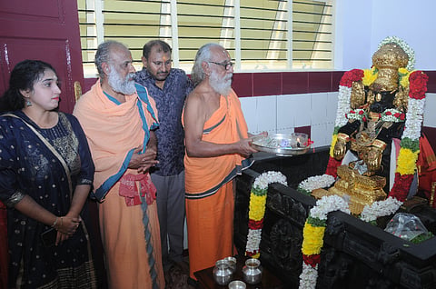 ವೈಕುಂಠ ಏಕಾದಶಿಯ ಪ್ರಯುಕ್ತ ಮೈಸೂರಿನ ವಿಜಯನಗರದ ಯೋಗ ನರಸಿಂಹ ಸ್ವಾಮಿ ದೇವಾಲಯದಲ್ಲಿ ವಿಶೇಷ ಪೂಜೆ ನಡೆಯಿತು.