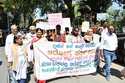  ಕೊಳಚೆ ಪ್ರದೇಶಗಳ ಮಹಿಳಾ ಒಕ್ಕೂಟದಿಂದ ಗುರುವಾರ ಮೈಸೂರಿನಲ್ಲಿ ಆರೋಗ್ಯ ಹಕ್ಕಿಗೆ ಒತ್ತಾಯಿಸಿ ಜಾಥಾ ನಡೆಯಿತು.