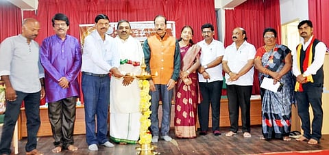 ವಿಜಯನಗರ ಕನ್ನಡ ಸಾಹಿತ್ಯ ಭವನದಲ್ಲಿ ಭಾನುವಾರ ಏರ್ಪಡಿಸಿದ್ದ ಕುಮಾರವ್ಯಾಸ ಜಯಂತಿ ಕಾರ್ಯಕ್ರಮವನ್ನು ಹಿರಿಯ ಪತ್ರಕರ್ತ ಅಂಶಿ ಪ್ರಸನ್ನಕುಮಾರ್ ಉದ್ಘಾಟಿಸಿದರು. ಮಡ್ಡೀಕೆರೆ ಗೋಪಾಲ್, ಡಾ.ಕೃ.ಪಾ. ಮಂಜುನಾಥ್, ಕ್ಯಾತಮಾರನಹಳ್ಳಿ ಎಂ. ಮಹೇಶ, ಡಾ.ಡಿ. ಗೀತಾ, ಎಂ. ಚಂದ್ರಶೇಖರ್, ಜಯಪ್ಪ ಹೊನ್ನಾಳಿ ಹಾಗೂ ಇತರರು ಇದ್ದರು.