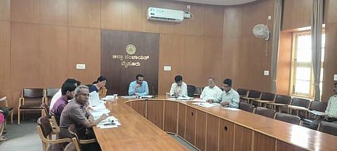 ಮೈಸೂರು ಜಿಲ್ಲಾ ಪಂಚಾಯಿತಿ ಮುಖ್ಯ ಕಾರ್ಯನಿರ್ವಹಣಾಧಿಕಾರಿ ಎಸ್.ಯುಕೇಶ್ ಕುಮಾರ್ ಬುಧವಾರ ಜಿಲ್ಲೆಯ ತಾ.ಪಂ. ಇಒಗಳು ಹಾಗೂ ಗ್ರಾ.ಪಂ. ಪಿಡಿಒಗಳ ಸಭೆ ನಡೆಸಿದರು. ಬಿ.ಎಂ.ಸವಿತಾ, ಭೀಮೇಶ್ ಕೆ.ಲಾಳಿ,  ಕೆ.ಬಿ.ಪ್ರಭುಸ್ವಾಮಿ ಹಾಗೂ ಇತರರು ಇದ್ದರು.