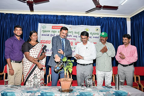 ಮೈಸೂರು ನಗರದ ಇಂಜಿನಿಯರ್‌ಗಳ ಸಂಸ್ಥೆ ಸಭಾಂಗಣದಲ್ಲಿ ಆರ್‌ಎಲ್‌ಎಚ್‌ಪಿ ಸಂಸ್ಥೆ ಶುಕ್ರವಾರ ಆಂೋಜಿಸಿದ್ದ ವಿಚಾರಸಂಕಿರಣವನ್ನು  ಅಪರ ಜಿಲ್ಲಾಧಿಕಾರಿ ಡಾ.ಪಿ.ಶಿವರಾಜು ಉದ್ಘಾಟಿಸಿದರು. ಮಂಜುನಾಥ್ ಅಂಗಡಿ, ಬಿ.ಡಿ.ಜಯರಾಮ್, ವಿ.ಎಂ.ಪ್ರಭುಸ್ವಾಮಿ ಹಾಗೂ ಇತರರು ಇದ್ದರು.