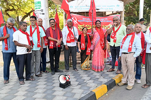 ಗ್ಯಾಸ್ ಸಿಲಿಂಡರ್‌ಗಳ ದರ ಏರಿಕೆ ವಿರೋಧಿಸಿ ಸಿಪಿಐ(ಎಂ) ವತಿಯಿಂದ ಮೈಸೂರು ನಗರದ ರಾಮಸ್ವಾಮಿ ವೃತ್ತದ ಬಳಿ ಪ್ರತಿಭಟನೆ ನಡೆಯಿತು.