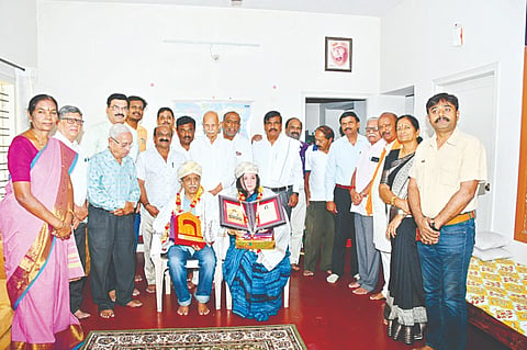 ಬಸವ ಬಳಗಗಳ ಒಕ್ಕೂಟ ವತಿಯಿಂದ ಬುಧವಾರ ಕುವೆಂಪುನಗರದಲ್ಲಿ ರಷ್ಯಾದ ಲೇಖಕಿ ಡಾ.ಗಲೀನ ಕೊಪೆಲಿಯೋವಿಚ್ ಹಾಗೂ ಮಾರ್ಗದರ್ಶಕ ಪ್ರೊ.ಎಚ್.ಎಸ್.ಹರಿಶಂಕರ್ ಅವರನ್ನು ಸನ್ಮಾನಿಸಲಾಯಿತು. ಪ್ರೊ.ಕೆ.ಸಿ. ಶಿವಪ್ಪ, ಪ್ರೊ.ಎಂ. ಕೃಷ್ಣೇಗೌಡ ಹಾಗೂ ಇತರರು ಇದ್ದರು.