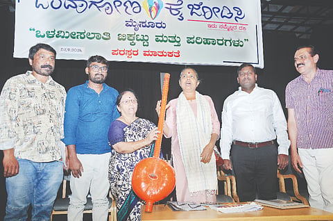 ಮೈಸೂರು ನಗರದ ರಾಮಕೃಷ್ಣನಗರ ನೃಪತುಂಗ ಕನ್ನಡ ಶಾಲೆಂು ರವಾಗೋವಿಂದ ರಂಗಮಂದಿರದಲ್ಲಿ ಮಂಗಳವಾರ ‘ಒಳ ಮೀಸಲಾತಿ ಬಿಕ್ಕಟ್ಟು ಮತ್ತು ಪರಿಹಾರಗಳು’ ವಿಷಯದ ಕುರಿತು ಆಯೋಜಿಸಿದ್ದ ಸಭೆಯನ್ನು ಹೋರಾಟಗಾರ್ತಿ ಇಂದಿರಾ ಕೃಷ್ಣಪ್ಪ ಏಕತಾರಿ ನುಡಿಸುವ ಮೂಲಕ ಉದ್ಘಾಟಿಸಿದರು. ಡಾ.ಹರೀಶ್ ಕುಮಾರ್, ದು.ಸರಸ್ವತಿ, ಚಂದ್ರು ತರಹುಣಿಸೆ, ಈ.ಧನಂಜಯ ಎಲಿಯೂರು ಹಾಗೂ ಇತರರು ಇದ್ದರು.