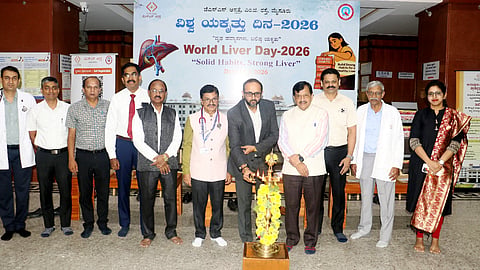 ಮೈಸೂರು ನಗರದ ಜೆಎಸ್‌ಎಸ್ ಆಸ್ಪತ್ರೆಯಲ್ಲಿ ಗುರುವಾರ ಆಯೋಜಿಸಿದ್ದ ವಿಶ್ವ ಯಕೃತ್ತು ದಿನಾಚರಣೆ ಕಾರ್ಯಕ್ರಮವನ್ನು ಅಂಗಾಂಗ ಕಸಿ ಶಸ್ತ್ರಚಿಕಿತ್ಸಕ ಡಾ.ಮಹೇಶ್ ಗೋಪಶೆಟ್ಟಿ ಉದ್ಘಾಟಿಸಿದರು. ಡಾ.ಎಚ್. ಬಸವನಗೌಡಪ್ಪ,  ಡಾ.ಸಿ.ಪಿ.ಮಧು,  ಡಾ.ಡಿ. ನಾರಾಯಣಪ್ಪ,  ಡಾ.ಎಂ.ಸಿ. ಪ್ರಸಾದ್ ಹಾಗೂ ಇತರರು ಇದ್ದರು. 