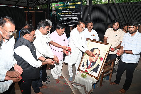 ಮೈಸೂರಿನ ರಂಗಾಯಣದ ಬಿ.ವಿ. ಕಾರಂತರ ರಂಗಚಾವಡಿಯಲ್ಲಿ ಭಾನುವಾರ ಆಯೋಜಿಸಿದ್ದ ವಿಚಾರ ಸಂಕಿರಣ ಕಾರ್ಯಕ್ರಮದಲ್ಲಿ ಸಂವಿಧಾನಶಿಲ್ಪಿ ಡಾ.ಬಿ.ಆರ್. ಅಂಬೇಡ್ಕರ್ ಭಾವಚಿತ್ರಕ್ಕೆ ಮಾಜಿ ಸಚಿವ ಬಿ.ಸೋಮಶೇಖರ್ ಪುಷ್ಪಾರ್ಚನೆ ನೆರವೇರಿಸಿದರು.  ಹರಿಹರ ಆನಂದಸ್ವಾಮಿ, ದೇವಗಳ್ಳಿ ಸೋಮಶೇಖರ್, ಆರ್.ಲೋಕೇಶ್, ಗಿರೀಶ್ ಮಾಚಳ್ಳಿ ಹಾಗೂ ಇತರರು ಇದ್ದರು.