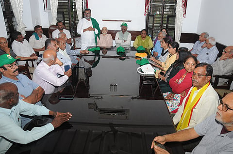  ದಸರಾ ಕಂಬಳ ವಿಚಾರವಾಗಿ ಚರ್ಚಿಸಲು ಮೈಸೂರು ನಗರದ ಜಲದರ್ಶಿ ಅತಿಥಿ ಗೃಹದಲ್ಲಿ ಗುರುವಾರ ಆಯೋಜಿಸಿದ್ದ ವಿವಿಧ ಸಂಘ ಸಂಸ್ಥೆಗಳ ಮುಖಂಡರ ಸಭೆಯಲ್ಲಿ ರಾಜ್ಯ ರೈತ ಸಂಘ ಅಧ್ಯಕ್ಷ ಬಡಗಲಪುರ ನಾಗೇಂದ್ರ ಮಾತನಾಡಿದರು. ಮೇಜರ್ ಒಂಬತ್ಕೆರೆ, ಪರಶುರಾಮೇಗೌಡ, ಮ.ಗು. ಸದಾನಂದಯ್ಯ, ಎನ್.ಎಸ್. ರಂಗರಾಜು, ಬಾನು ಮೋಹನ್ ಹಾಗೂ ಇತರರು ಇದ್ದರು.