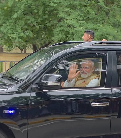 ಪ್ರಧಾನಿ ನರೇಂದ್ರ ಮೋದಿ ಶನಿವಾರ ಮೈಸೂರು ನಗರದಲ್ಲಿ ರೋಡ್ ಶೋ ನಡೆಸಿದರು.