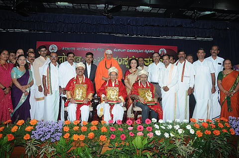 ಸರಸ್ವತಿಪುರಂನ ಜೆಎಸ್‌ಎಸ್ ಮಹಿಳಾ ಕಾಲೇಜಿನ ನವಜ್ಯೋತಿ ಸಭಾಂಗಣದಲ್ಲಿ ಬುಧವಾರ ಆಯೋಜಿಸಿದ್ದ ಸಂಸ್ಕೃತೋತ್ಸವ ಸಮಾರಂಭದಲ್ಲಿ ಪ್ರೊ.ರಾಮಚಂದ್ರ ಜಿ. ಭಟ್, ಡಾ.ಬಿ. ನಂಜುಂಡಸ್ವಾಮಿ, ಡಾ. ಶಿವಕುಮಾರಸ್ವಾಮಿ ಅವರನ್ನು ಸನ್ಮಾನಿಸಲಾಯಿತು. ಶ್ರೀ ಶಿವರಾತ್ರಿ ದೇಶಿಕೇಂದ್ರ ಸ್ವಾಮೀಜಿ, ಡಾ.ಎಸ್. ಅಹಲ್ಯಾ, ಡಾ.ಸಿ.ಶಿವರಾಜು ಹಾಗೂ ಇತರರು ಇದ್ದರು.