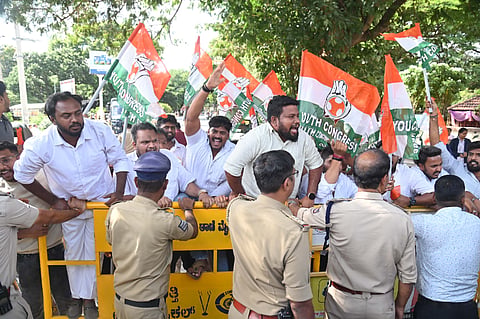  ಯುವ ಕಾಂಗ್ರೆಸ್ ಕಾರ್ಯಕರ್ತರು ಆರ್‌ಎಸ್‌ಎಸ್ ಕಚೇರಿಗೆ ಮುತ್ತಿಗೆ ಹಾಕಲು ಯತ್ನಿಸಿದರು.