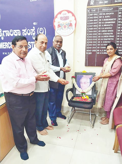 ಜಿಲ್ಲಾ ವಾಣಿಜ್ಯ ಮತ್ತು ಕೈಗಾರಿಕಾ ಸಂಸ್ಥೆಯ ಮಾಜಿ ಅಧ್ಯಕ್ಷ ಓಂಕಾರಪ್ಪ ನಿಧನಕ್ಕೆ ಸಂಸ್ಥೆಯ ಕಚೇರಿಯಲ್ಲಿ ಸಂತಾಪ ಸಲ್ಲಿಸಲಾಯಿತು. ಕೆ.ಬಿ.ಲಿಂಗರಾಜು, ಆರ್.ಆನಂದ್, ಎ.ಕೆ ಶಿವಾಜಿ ರಾವ್ ಹಾಗೂ ಇತರರು ಇದ್ದರು.