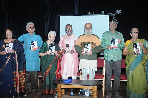 ಕಲಾಮಂದಿರ ಆವರಣದ ಕಿರುರಂಗಮಂದಿರದಲ್ಲಿ ಆಯೋಜಿಸಿದ್ದ ಕಾರ್ಯಕ್ರಮದಲ್ಲಿ ಕುಂಟಿಲ ಮತ್ತು ದುಡ್ಡಿನ ದೇವರು ಕೃತಿಯನ್ನು ಹಿರಿಯ ರಂಗಕರ್ಮಿ ಹೆಗ್ಗೋಡು ಪ್ರಸನ್ನ ಬಿಡುಗಡೆ ಮಾಡಿದರು. ಪ್ರೊ.ಎಚ್.ಎಸ್. ಉಮೇಶ್, ರಾಮೇಶ್ವರಿ ವರ್ಮ, ಜಿ. ಕಪ್ಪಣ್ಣ ಇದ್ದರು.