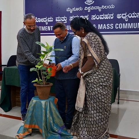 ಮಾನಸಗಂಗೋತ್ರಿಯ ಪತ್ರಿಕೋದ್ಯಮ ಮತ್ತು ಸಮೂಹ ಸಂವಹನ ವಿಭಾಗದಲ್ಲಿ ಗುರುವಾರ ಆಯೋಜಿಸಿದ್ದ ‘ಪತ್ರಿಕೋದ್ಯಮದ ಉದಯೋನ್ಮುಖ ಪ್ರವೃತ್ತಿಗಳು’ ಕುರಿತ ಕಾರ್ಯಾಗಾರವನ್ನು ಚಿತ್ರ  ನಿರ್ದೇಶಕ ಬಿ. ಸುರೇಶ್ ಉದ್ಘಾಟಿಸಿದರು. ಪ್ರೊ.ನಿರಂಜನ ವಾನಳ್ಳಿ,   ಪ್ರೊ.ಎನ್.ಮಮತಾ ಇದ್ದರು.