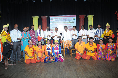  ಮೈಸೂರು ನಗರದ ಕಲಾಮಂದಿರ ಆವರಣದ ಕಿರುರಂಗಮಂದಿರದಲ್ಲಿ ಗುರುವಾರ ರಂಗಭೂಮಿ ಮತ್ತು ಜನಪದ ಕಲಾಪ್ರಕಾರಗಳ ಉಚಿತ ತರಬೇತಿ ಶಿಬಿರದ ಸಮಾರೋಪ ಸಮಾರಂಭವನ್ನು  ಸಾಮಾಜಿಕ ಹೋರಾಟಗಾರ ಅಹಿಂದ ಜವರಪ್ಪ ಉದ್ಘಾಟಿಸಿದರು. ವಿ.ಎನ್. ಮಲ್ಲಿಕಾರ್ಜುನ ಸ್ವಾಮಿ, ಕೆ.ಸಿದ್ದಲಿಂಗು, ಪಿ.ರಾಘವೇಂದ್ರ ಹಾಗೂ ಇತರರು ಇದ್ದರು.