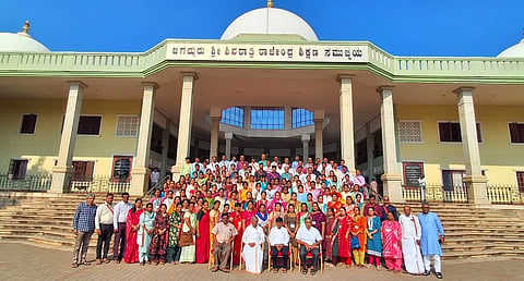  ಸುತ್ತೂರು ಶ್ರೀಕ್ಷೇತ್ರದಲ್ಲಿ ಬುಧವಾರ ಆಯೋಜಿಸಿದ್ದ ಶಿಕ್ಷಕರ ಶಿಬಿರದ ಸಮಾರೋಪ ಸಮಾರಂಭದಲ್ಲಿ ಪಾಲ್ಗೊಂಡ ಶಿಬಿರಾರ್ಥಿಗಳು. ಎಂ.ರವಿ ತಿರ್ಲಾಪುರ, ಎಂ. ಶಿವಮಾದಪ್ಪ, ಎಸ್.ಪಿ. ಉದಯಶಂಕರ್, ಡಾ. ಬಿ.ಎಸ್ ಹರೀಶ್ ಹಾಗೂ ಇತರರು ಇದ್ದರು.