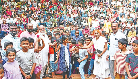  ಮೈಸೂರು ನಗರದ ರಂಗಾಯಣದಲ್ಲಿ ಮಂಗಳವಾರ ಆಯೋಜಿಸಿದ್ದಚಿಣ್ಣರ ಮೇಳವನ್ನು  ಶಿಬಿರ ಉದ್ಘಾಟಿಸಿದ ಗಾಂಧಿವಾದಿ ಸಂತೋಷ್ ಕೌಲಗಿ ಉದ್ಘಾಟಿಸಿದರು. ಸತೀಶ್ ತಿಪಟೂರು, ಡಾ.ಎಂ.ಡಿ. ಸುದರ್ಶನ್, ವಿ.ಎನ್. ಮಲ್ಲಿಕಾರ್ಜುನಸ್ವಾಮಿ, ಜುಲೇಖಾ ಬೇಗಂ, ಸುರೇಶ್ ಬಾಬು ಹಾಗೂ ಇತರರು ಇದ್ದರು.