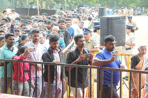 ನಗರದ ಮಹಾರಾಜ ಕಾಲೇಜು ಮೈದಾನದಲ್ಲಿ ಎಸ್. ಜಾನಕಿ ಅವರ ಅಂತಿಮ ದರ್ಶನಕ್ಕೆ ಸಾಲುಗಟ್ಟಿ ನಿಂತಿರುವ ಜನರು