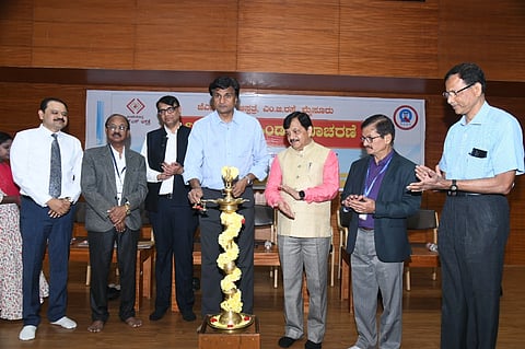 ಮೈಸೂರು ನಗರದ ಜೆಎಸ್‌ಎಸ್ ಆಸ್ಪತ್ರೆಯಲ್ಲಿ ಗುರುವಾರ ಆಯೋಜಿಸಿದ್ದ ವಿಶ್ವ ಮೂತ್ರಪಿಂಡ ದಿನಾಚರಣೆ ಕಾರ್ಯಕ್ರಮವನ್ನು ಮಾಜಿ ಅಂತಾರಾಷ್ಟ್ರೀಯ ಕ್ರಿಕೆಟ್ ಪಟು ಜಾವಗಲ್ ಶ್ರೀನಾಥ್ ಉದ್ಘಾಟಿಸಿದರು.  ಡಾ.ಎಚ್.ಬಸವನಗೌಡಪ್ಪ, ಡಾ.ಬಿ.ಮಂಜುನಾಥ ಹಾಗೂ ಇತರರು ಇದ್ದರು.