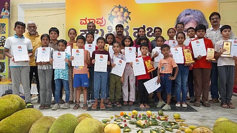  ಮೈಸೂರು ನಗರದ ನಂಜರಾಜ ಬಹದ್ದೂರ್ ಛತ್ರದಲ್ಲಿ ಭಾನುವಾರ ಮಾವು ಹಲಸು ಹಬ್ಬದ ಪ್ರಯುಕ್ತ ಆಯೋಜಿಸಿದ್ದ ವಿವಿಧ ಸ್ಪರ್ಧಾ ವಿಜೇತರಿಗೆ ಬಹುಮಾನ ವಿತರಣೆ ಮಾಡಲಾಯಿತು. ಶಂಕರೇಗೌಡ,  ಡಾ.ಮಂಜುನಾಥ ಅಂಗಡಿ,  ಕೃಷ್ಣಪ್ರಸಾದ್ ಇದ್ದರು.